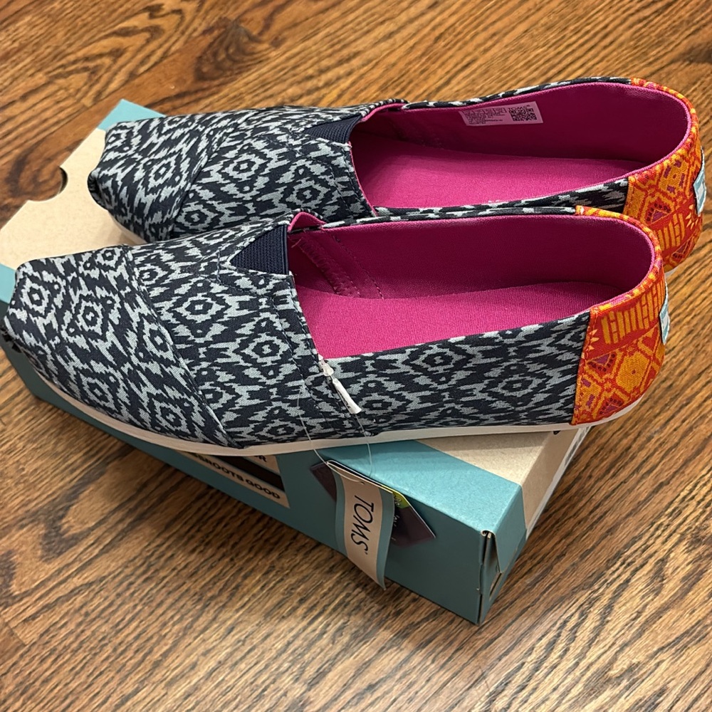 IKAT size 9 TOMS, new with tags and box.